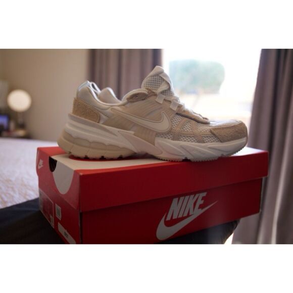 V2K Run Sneaker (Women) 8.5 - Picture 1 of 5